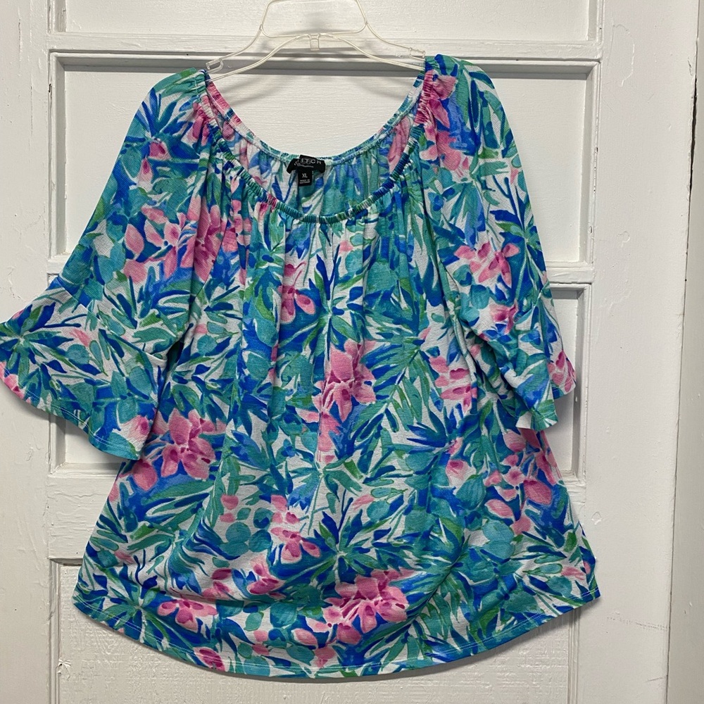 Stitch collection women’s top size XL bell sleeves floral print